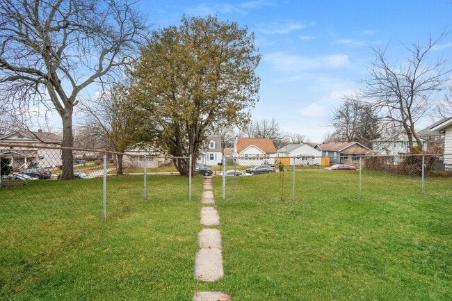 Building Photo - 226 E Fairview Ave