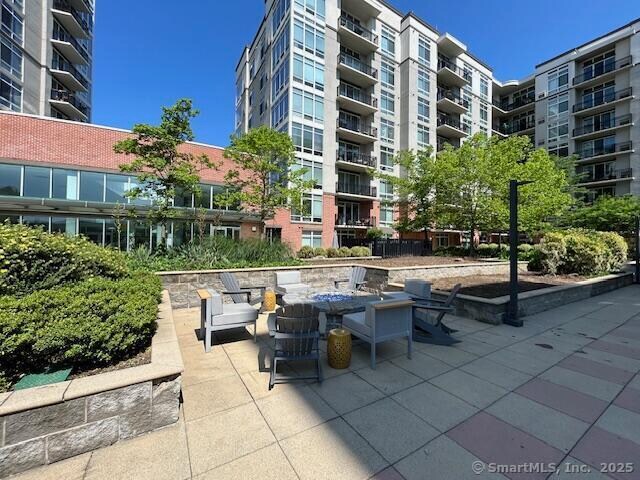 Building Photo - 301 Commons Park S