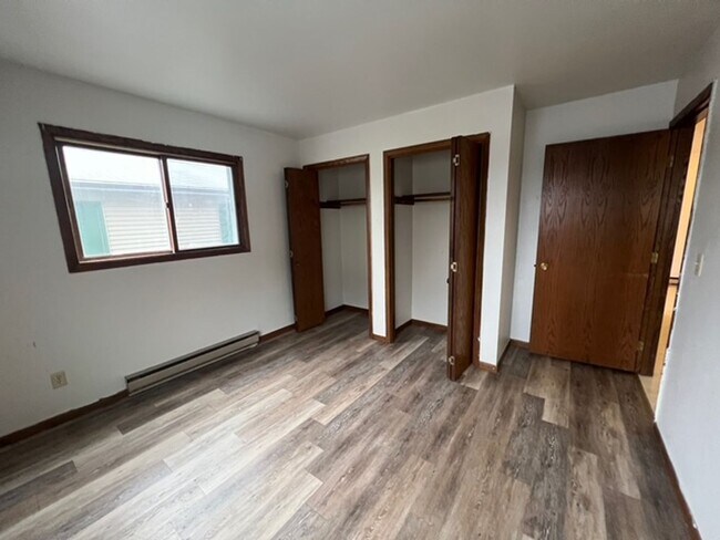 Building Photo - 909 Genrich St