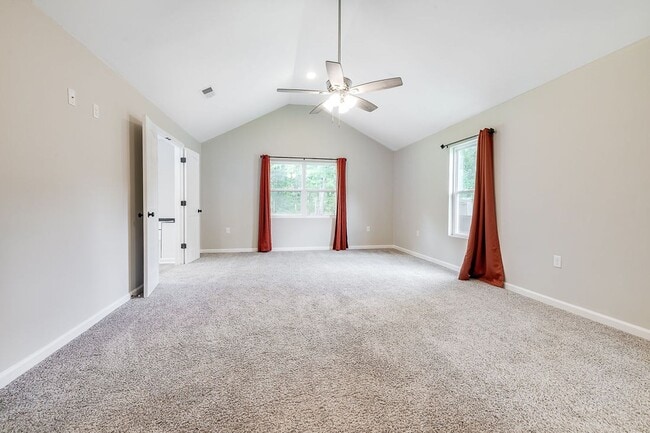 Building Photo - Freshly Painted 4 Bed Home on Huge Lot wit...