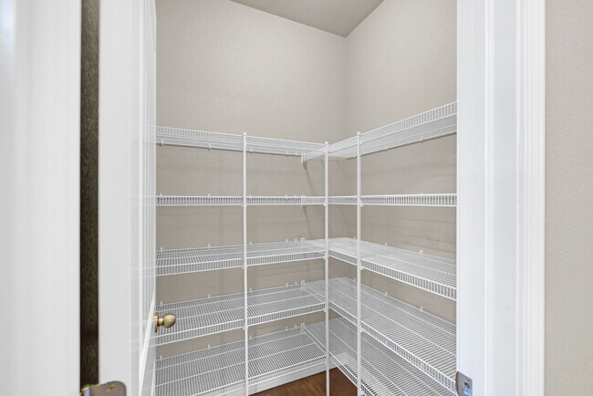 Building Photo - Beautiful home available to move in 08/04/...