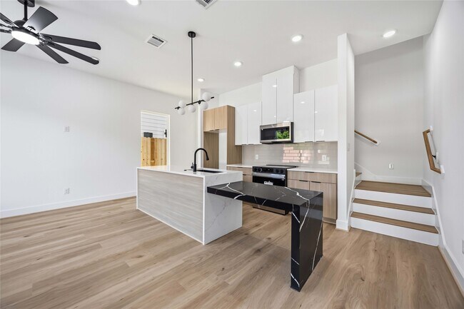 Building Photo - 9106 Coffee St