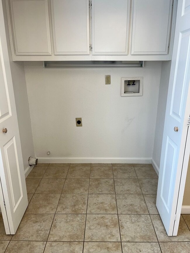 Building Photo - 4BR / 2.5 bath with over 1700 square feet....