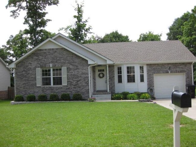 Primary Photo - Adorable Ranch Home Near Fort Campbell