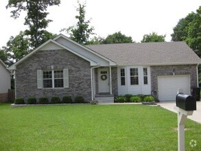 Building Photo - Adorable Ranch Home Near Fort Campbell