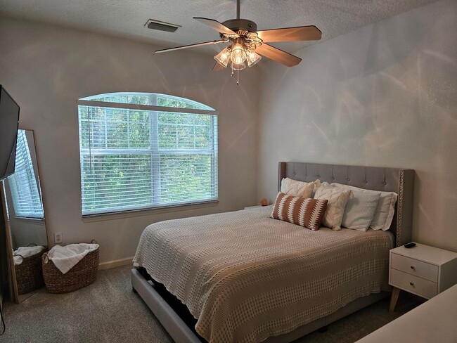 Building Photo - Beautiful end unit!