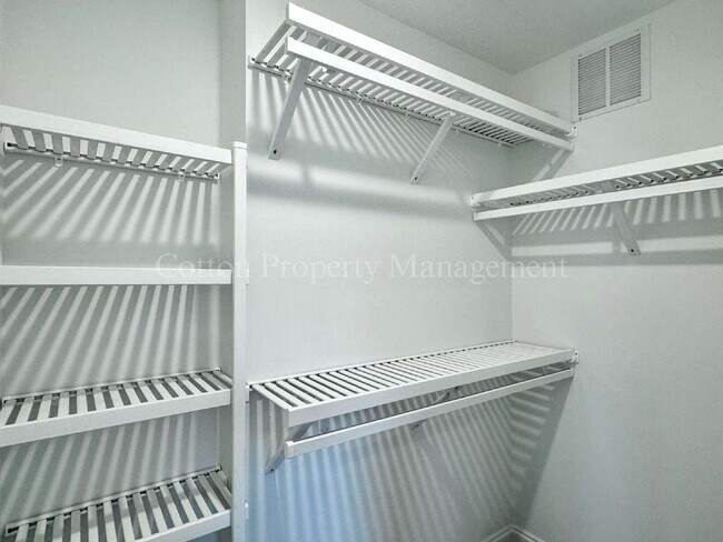 Building Photo - 4732 Siddons Dr
