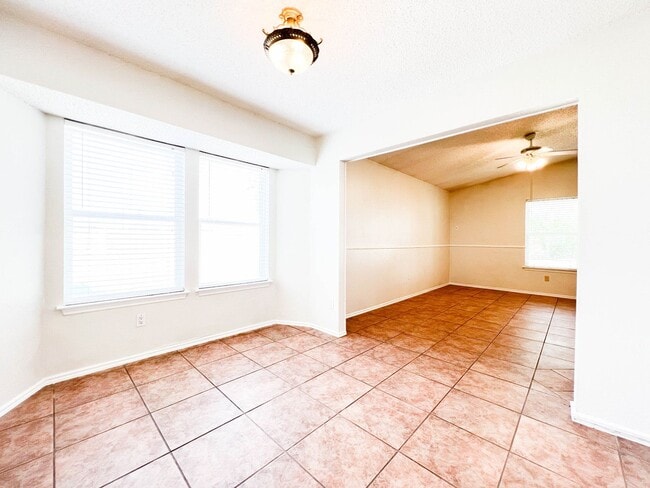 Building Photo - 1301 Pitcairn Dr