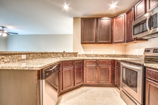 Building Photo - Beautiful 1 Bedroom Apartment in Fort Walton Beach!