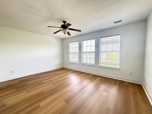 Building Photo - Beautiful 3-Bedroom, 3.5-Bath Townhome in ...