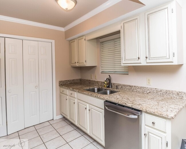 Building Photo - Spacious & Renovated Townhouse in Willow Run * Goldsboro