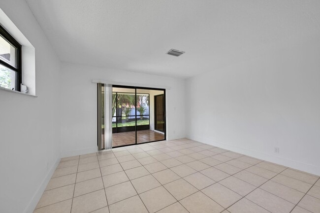 Building Photo - 498 NE 42nd St