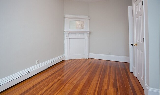 Building Photo - 3Br/1Bth in GREAT location!  Laundry in the building, new appliances.