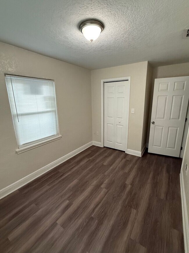 Building Photo - 3 Bedroom, 2 1/2 Bath Single Family Home W...