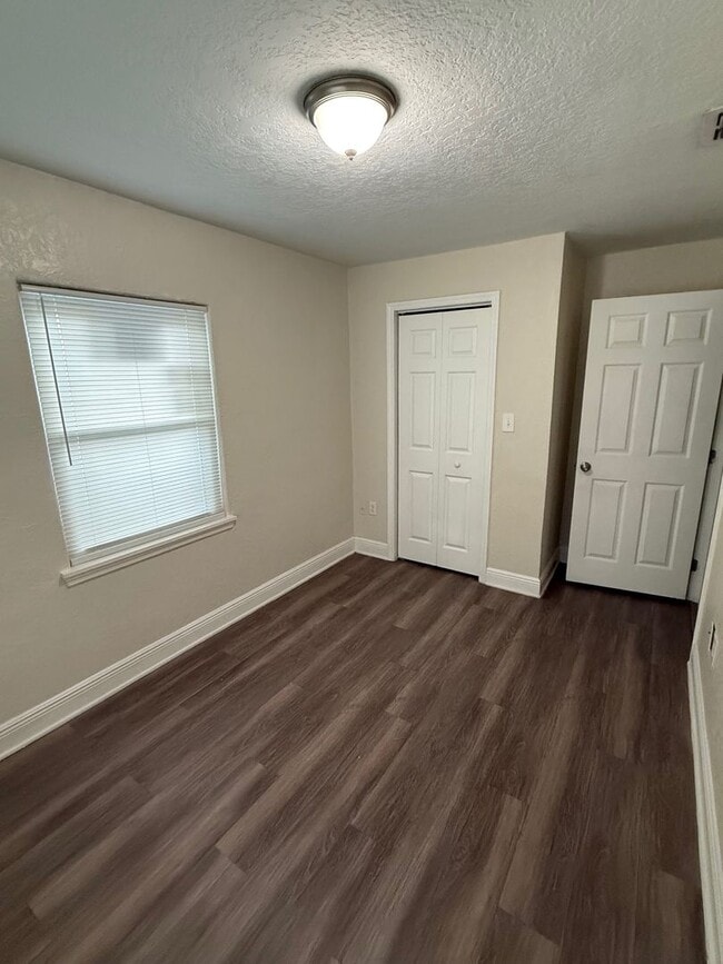 Building Photo - 3 Bedroom, 2 1/2 Bath Single Family Home With Pool