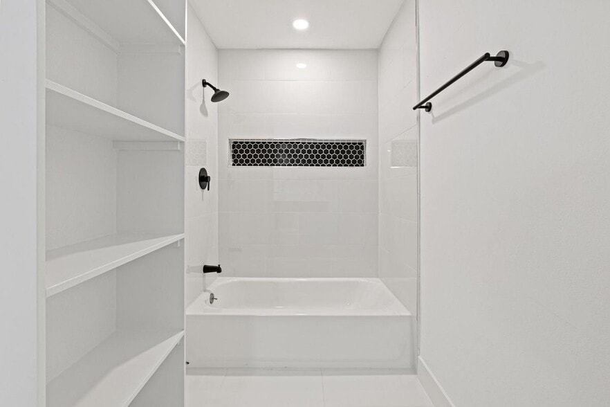 Building Photo - 6000 Cool Springs Dr