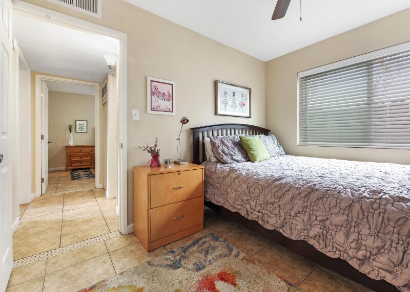 Building Photo - 718 N Floral St