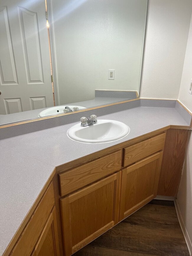 Building Photo - Lovely 3 bedroom, 2.5 bath home with laundry, near schools