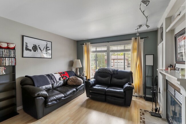 Building Photo - 2 Bed 2 Bath - Craftsman Condo - NAS Whidbey