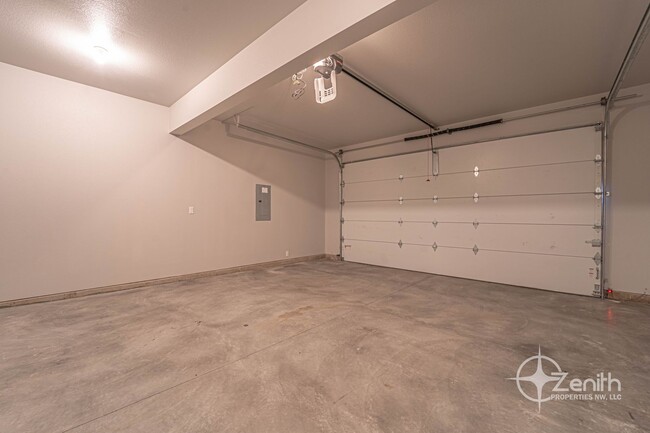 Building Photo - $1000 OFF RENT! Contemporary 3 Bedroom Hom...