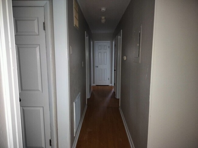 Building Photo - Move in today!