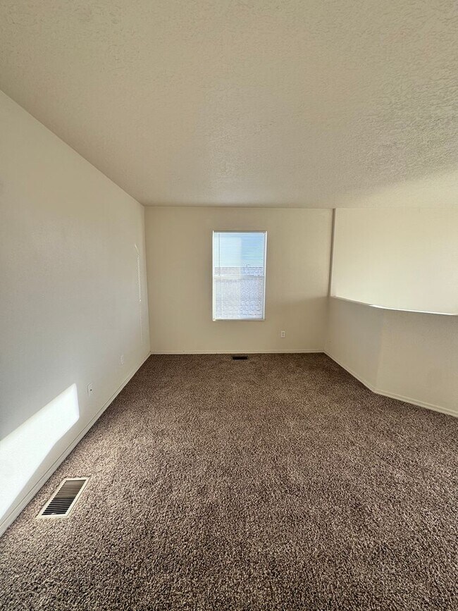 Building Photo - 3 bed 2 bath 2300 sq ft home-New Carpet