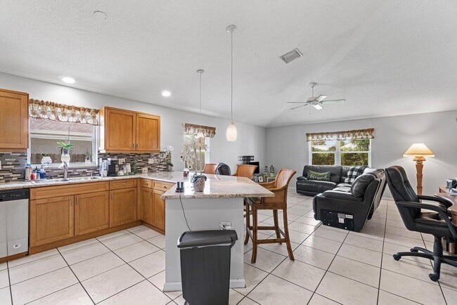 Building Photo - 7600 Cocoanut Dr