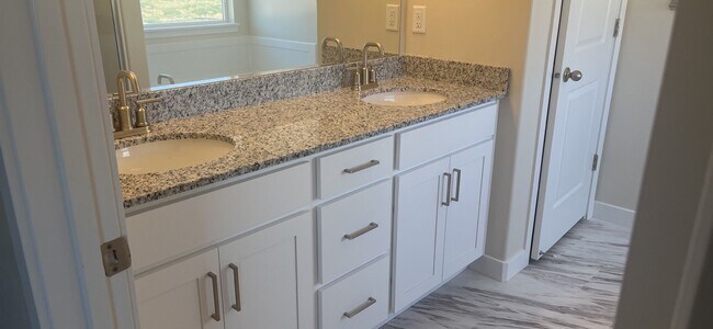 Building Photo - Brand New Townhome on Hilltop Haven