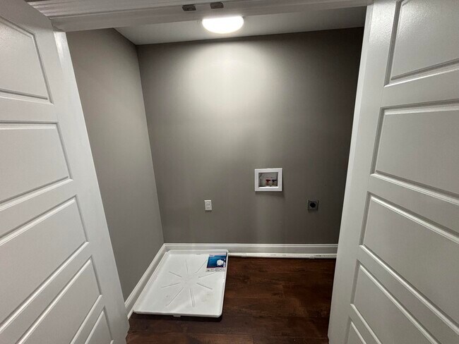 Building Photo - 402 Gunn St