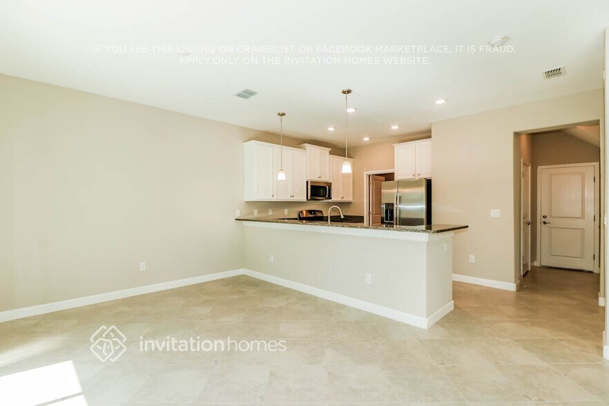 Building Photo - 2865 Coach Manors Way