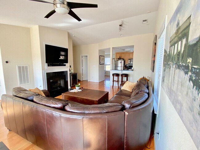 Building Photo - 3BD/3.5 Condo with Garage & Backyard in Shadowlawn! Blocks to the Beach! AVAILABLE NOW!