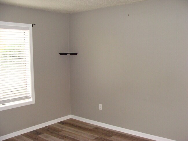 Building Photo - Two Bedroom Updated Windcrest Condo