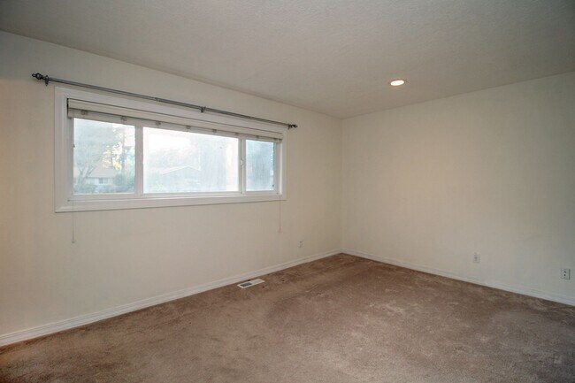 Building Photo - Gorgeous, Remodeled 3 Bed/2 Bath Mid-Century Ranch on Huge Lot – Lake Oswego!