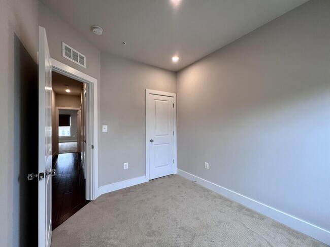 Building Photo - 818 Fern Pl NW
