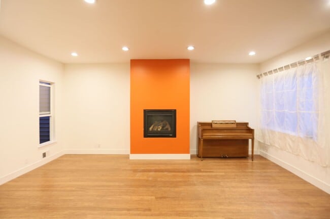 Building Photo - Spacious three-story 4BR/3BA single family...