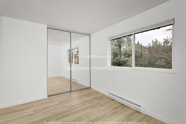 Building Photo - Updated Two Bedroom Unit - First Month Free!