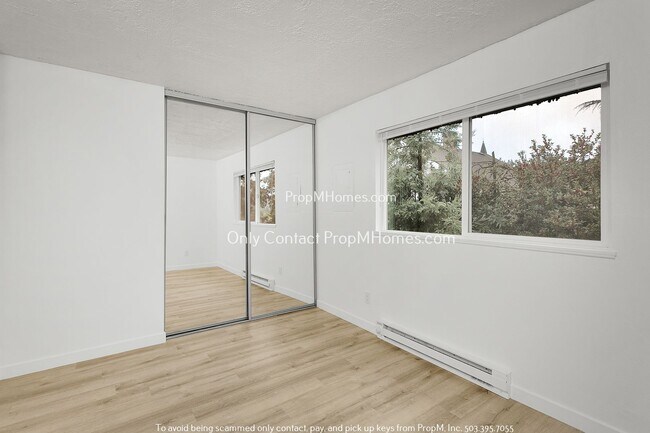 Building Photo - Updated Two Bedroom Unit!