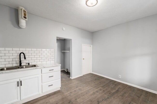 Building Photo - Freshly Updated Townhome Apartment!