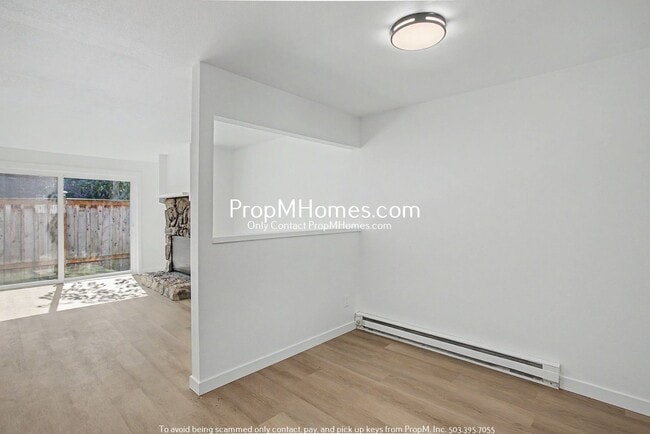 Building Photo - Updated Two Bedroom Duplex in Sellwood - Garage Included!
