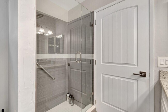 Building Photo - 10927 Dolphin Palm Ct