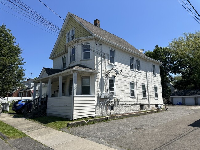 Primary Photo - 176 Thompson St