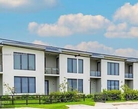 Building Photo - 492 40th Ct