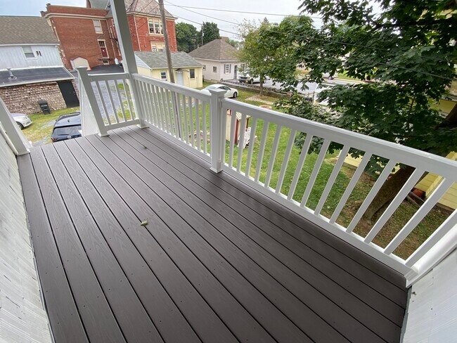 Building Photo - 637 Main St