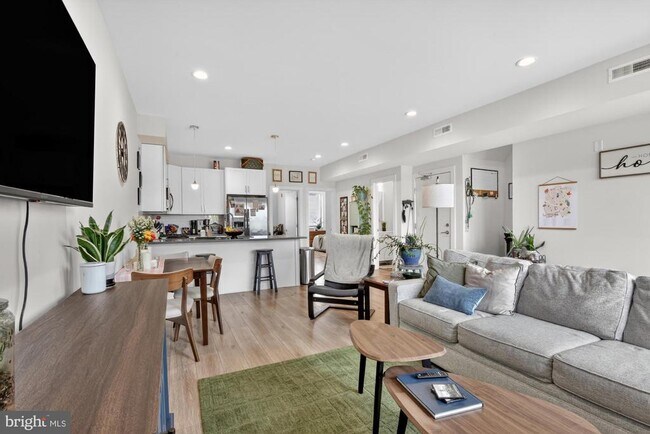 Building Photo - 381 Martin St