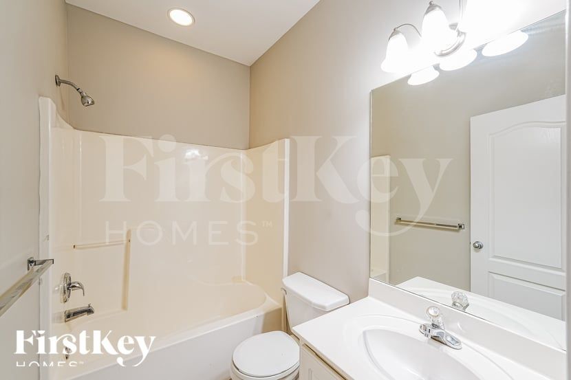 Building Photo - 136 Silverstone Ln