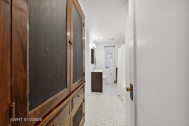 Building Photo - 556 W Roscoe St