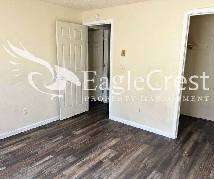 Building Photo - 320NEC