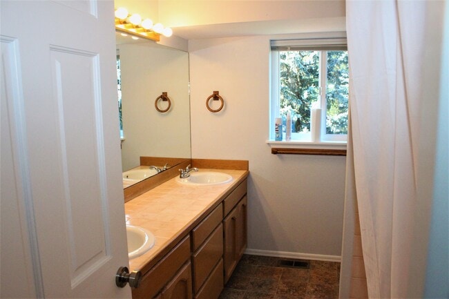 Building Photo - 321 Keach Ct