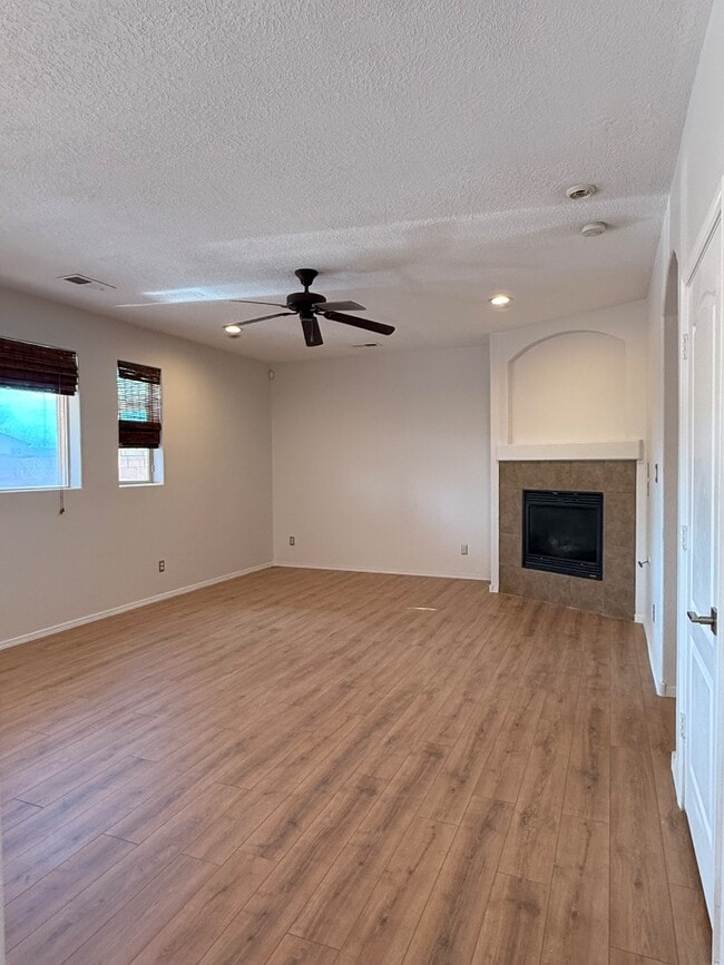 Building Photo - 2148 Vista de Colinas Dr SE