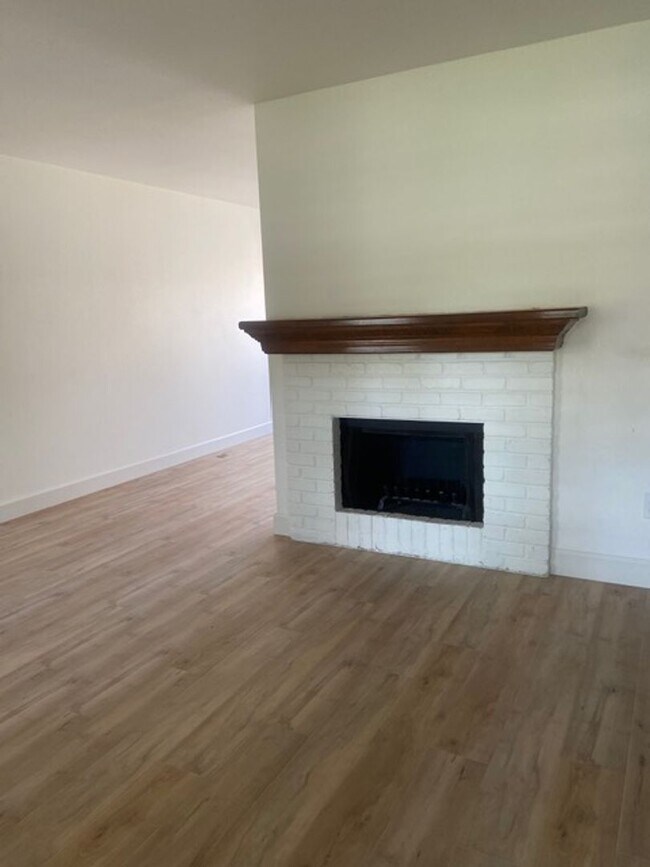 Building Photo - Call this gorgeous townhome yours! 2 master bedrooms with detached 2 car garage in Cherry Creek M...